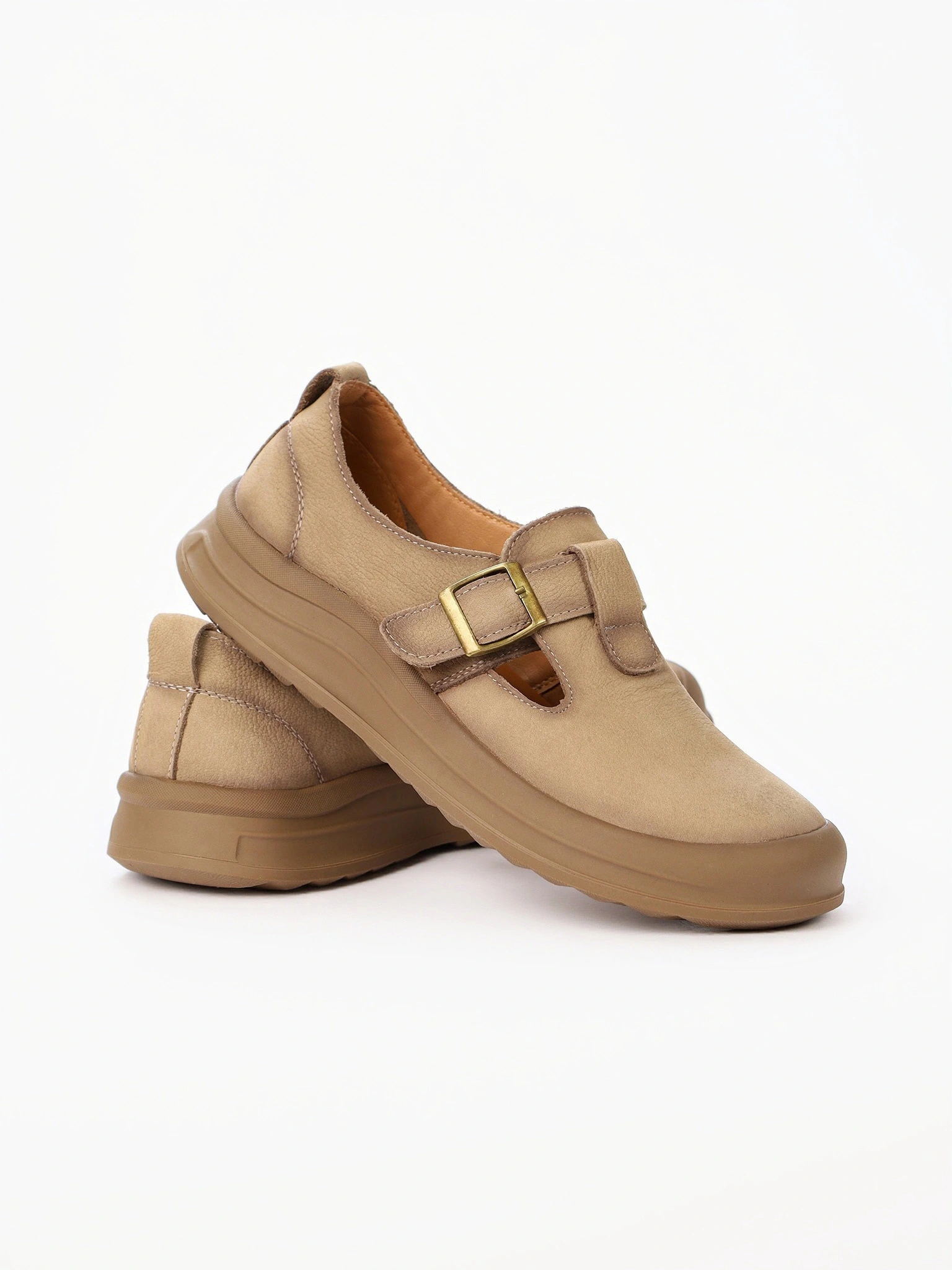 Туфли бежевого цвета из натурального нубука с застежкой ремешок